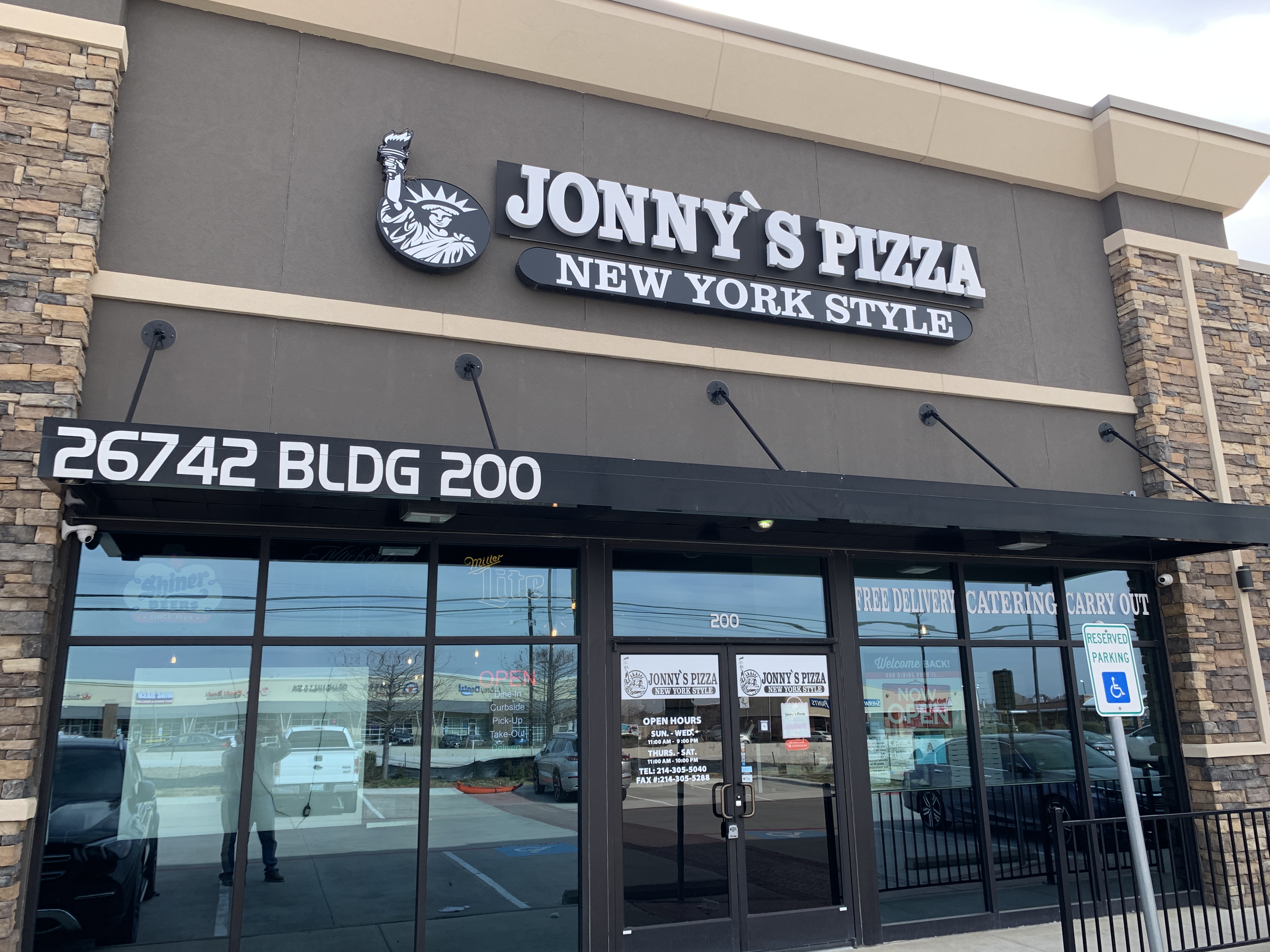Storefront of Jonny's Pizza in Aubrey, Texas